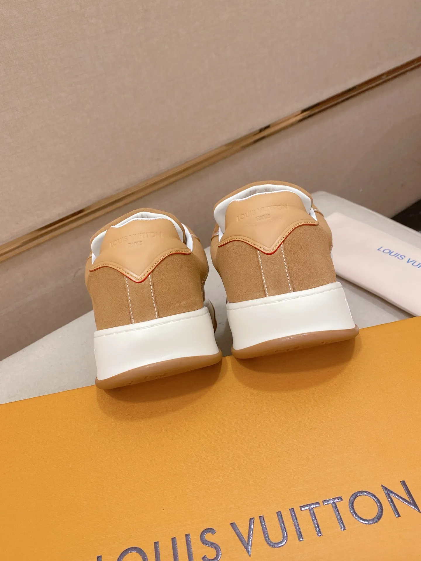 Factory price: 480💰 LV 🫏The colorful interpretation of BUTTERSOFT sneakers combines sheepskin, The colorful interpretation of LV BUTTERSOFT sneakers combines sheepskin and calfskin for a super soft feel. Designed by Pharrell Williams, this '60s-inspired shoe features a padded upper that's been crafted by Louis Vuitton craftsmen to further enhance the comfort of the leather. In addition to the LV initials, it features multiple signatures, including natural leather trim and an embossed pattern of Pharrell Williams and lobster on the side, referencing the Fall/Winter 2025 men’s show. A must-have artifact for fashionistas✅ Code number 38-44